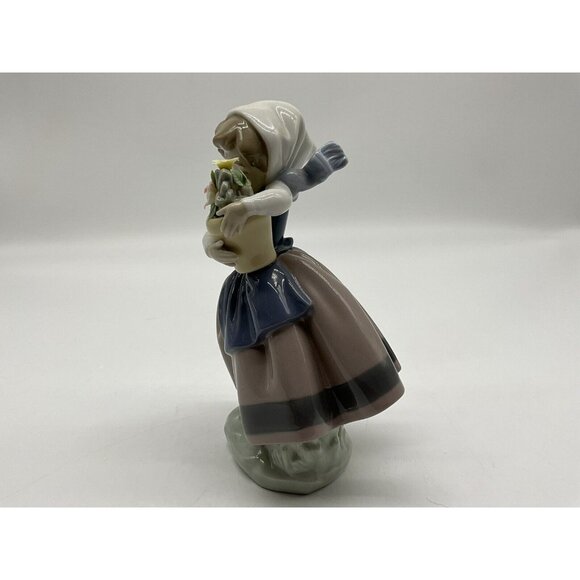 Vintage Lladro Spring Is Here Girl With Basket of Flowers 6.75" Figurine #5223 - Picture 10 of 16
